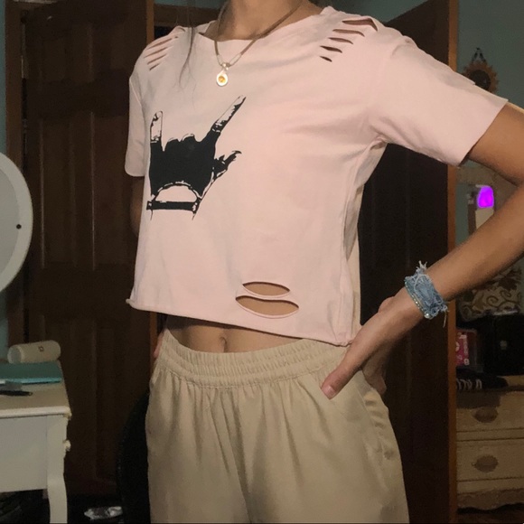 🔴SOLD🔴NWOT ROMWE Pink Hand-Horn Graphic Crop Top - Picture 3 of 9